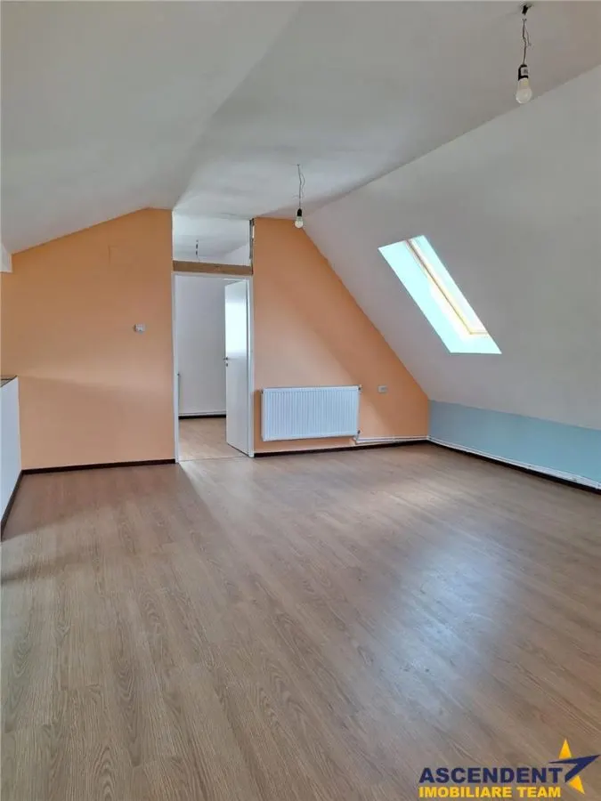 Resedinta/ spatiu profesional de inchiriat, Ghimbav – Central - foto 1