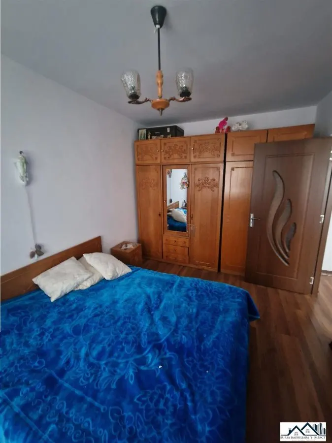 De VANZ. APART 2 cam, Et. 3 din 3 , 51mp., liber - foto 1