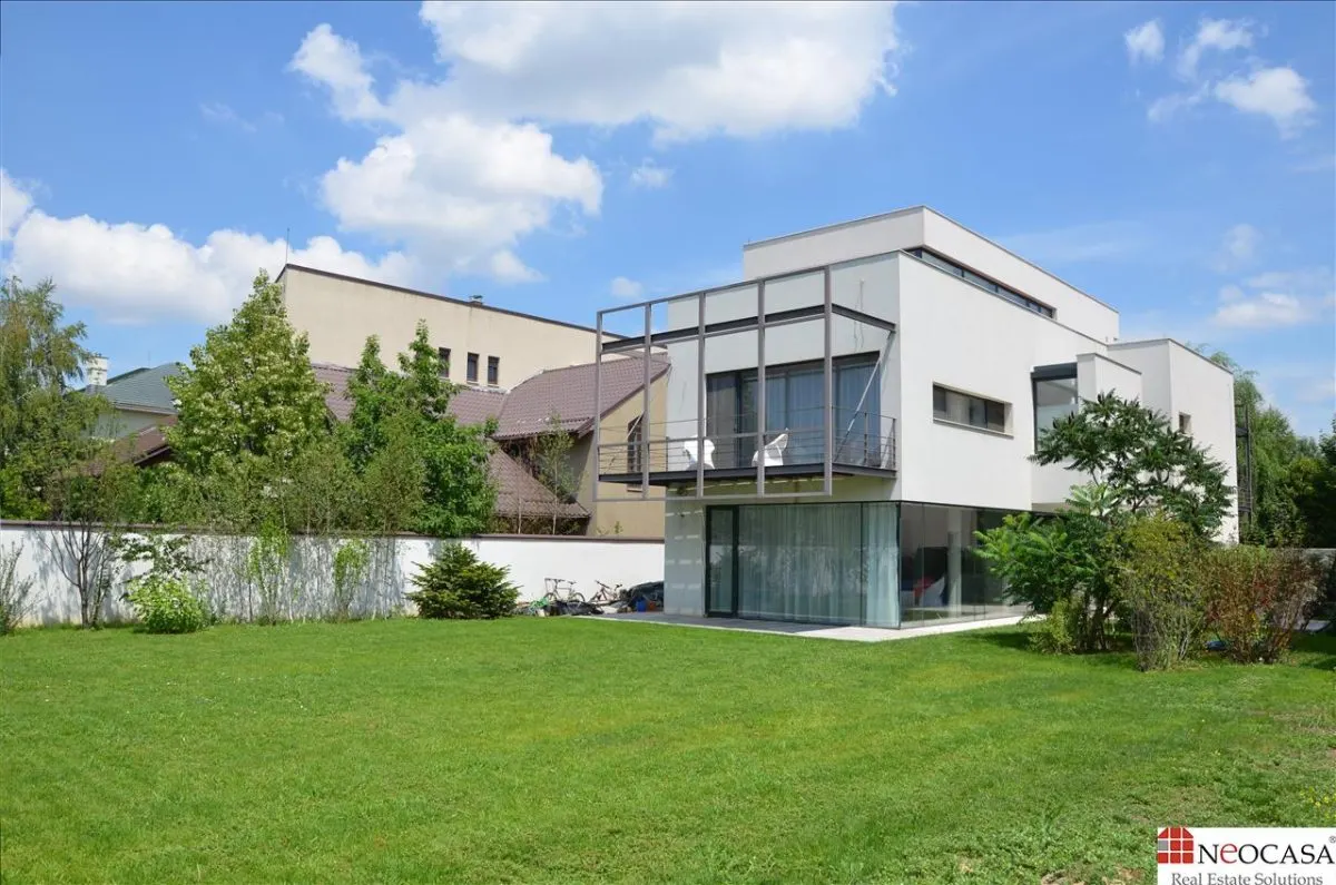 PROPRIETATE REMARCABILA - ELEGANTA, SPATIU, ARHITECTURA, NUMEROASE FACILITATI - foto 1