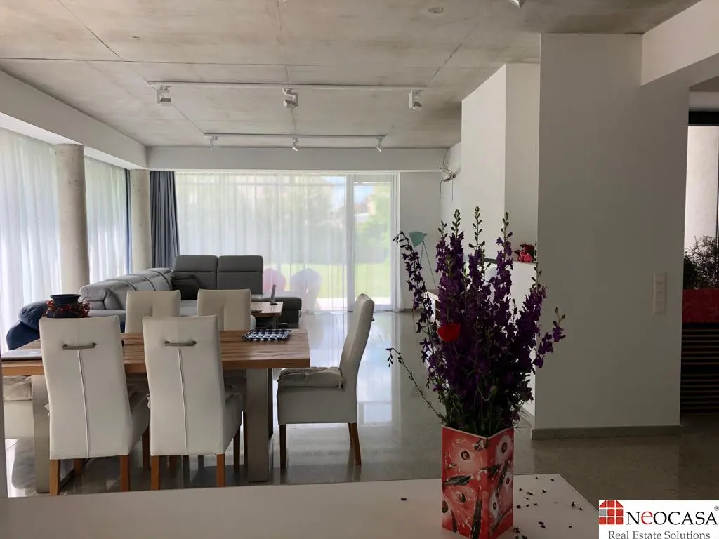 PROPRIETATE REMARCABILA - ELEGANTA, SPATIU, ARHITECTURA, NUMEROASE FACILITATI - foto 3