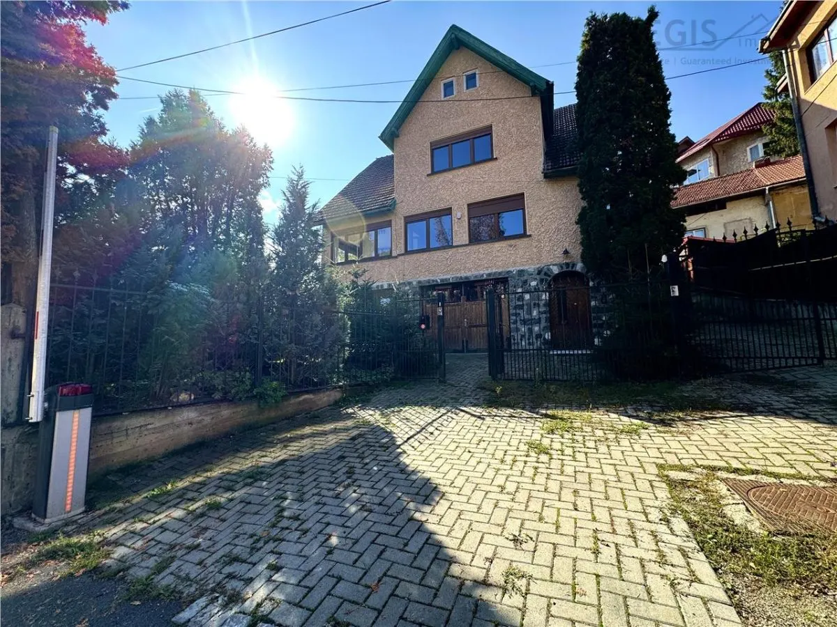 Casa de inchiriat in centru istoric ultracentral - foto 1