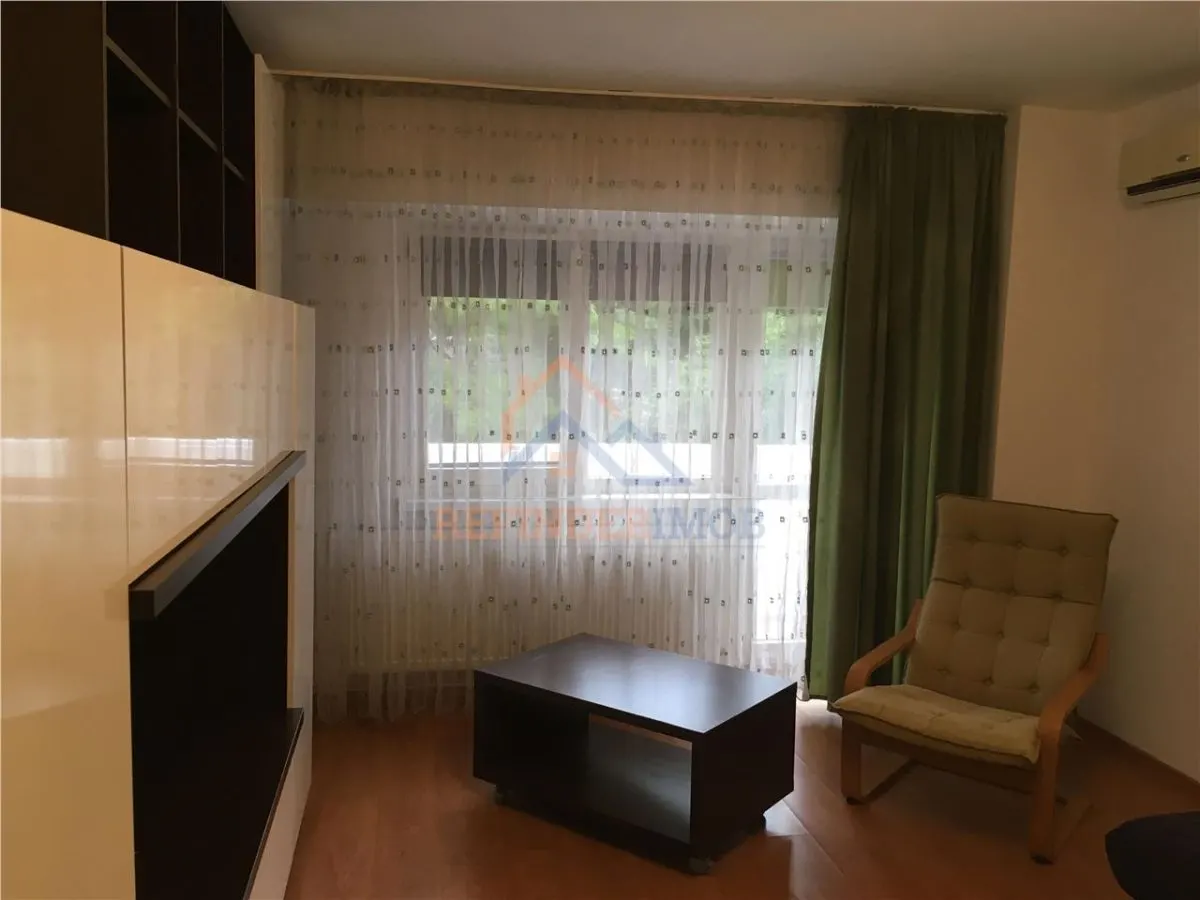 Garsoniera de vanzare, zona Mall Vitan - foto 1