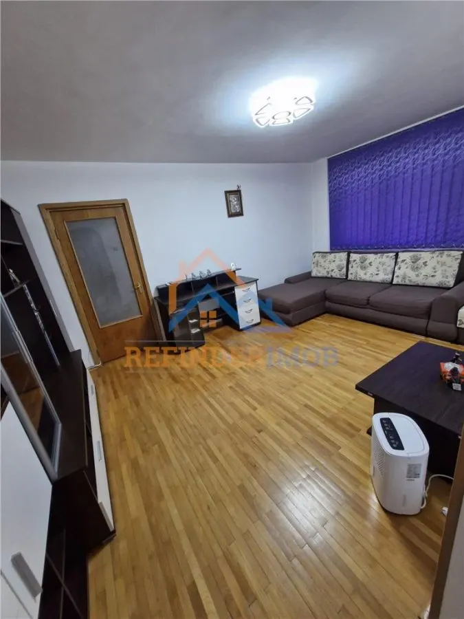 Vanzare apartament 3 camere, zona Trapezului - foto 1