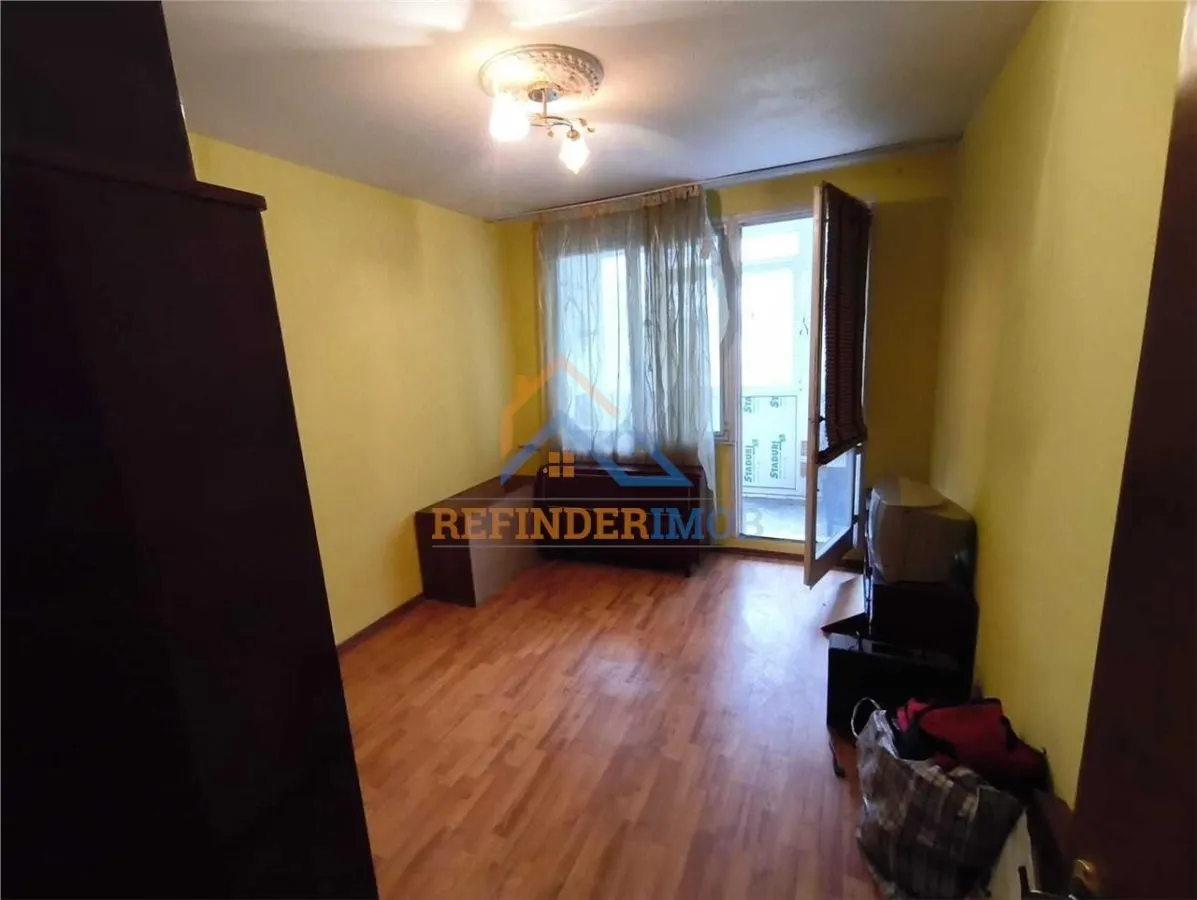Apartament de vanzare cu 3 camere, zona Trapezului - foto 1