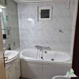 Apartament spatios cu 4 camere plus boxa accesibila din interior. - foto 11