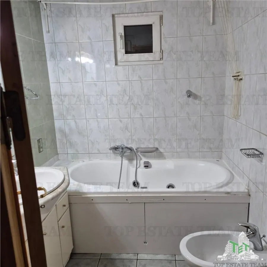 Apartament spatios cu 4 camere plus boxa accesibila din interior. - foto 12