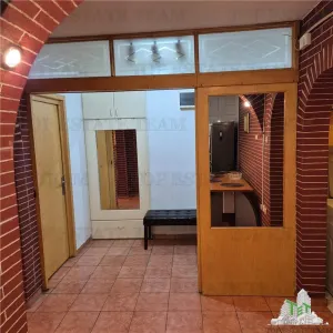 Apartament spatios cu 4 camere plus boxa accesibila din interior. - foto 9