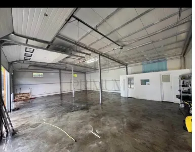 DAMBOVITA - HALA INDUSTRIALA - INALTIME TAVAN 4m - 3 USI ELECTRICE DE ACCES - CURTE PRIVATA 500MP - Timisoara