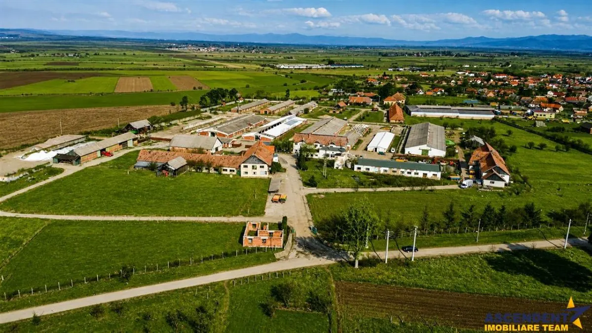 FILM! +25.400mp teren+Complex agrozootehnic cu traditie, accesorizat+ potential A,Borosneu - foto 1