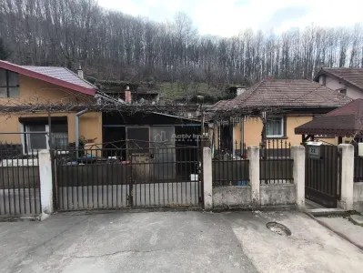Resita Casa Muncitoresc Zona  Fosta Baie Comunala Comision Zero Cumparator - Resita