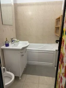 Inchiriez apartament 3 camere semidecomandat capat cug - foto 6